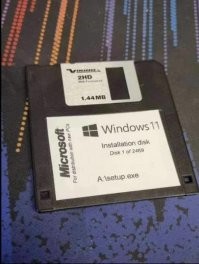 Как вспомню Dos 3.0 на дискетках 3.5 А еще были гибкие ..
Интеров не было,варились в своем соку и методом научного тыканья пользовались ..До инфаркта бывало  Компы бешенных денег стоили  в те времена 90-е