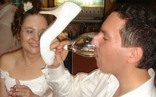 Пить надо так, а не из туфель непосредственно.