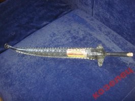 Какая "ваза для цветов"??? Приведённое в посте изображение не имеет ничего общего с автомобильной вазочкой, которая крепится вертикально! У сосуда в виде рога на снимке даже ножки есть для хранения его в горизонтальном положении.
Сувенирная бутылка, в которой продавались вина и коньяк, типа такой: