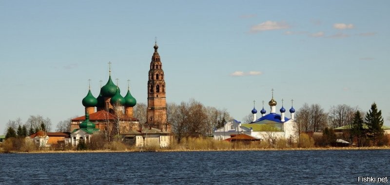 Великое - старинное село, известное с XIV века. В ХIХ столетии оно было одним из самых богатых сел России и крупнейшим в Ярославской губернии. В конце 19 века в нем было 500 каменных домов.
В настоящее время в селе находится крупный историко-архитектурный ансамбль XVIII XIX веков: особняк конца XVIII века, усадьба купца 1-й гильдии Александра Алексеевича Локалова (1888, архитектор Ф. О. Шехтель), дом П. Д. Иродова (1888, архитектор Ф. О. Шехтель) и ансамбль церкви Рождества Богородицы, часто называемый «Великосельским кремлём».
Центральный ансамбль XVIII века включает в себя церковь Рождества Богородицы с высокой семиярусной колокольней, церковь Покрова Богородицы, а также некрополь с могилой А. А. Локалова. Церковь Рождества Богородицы начал строить в 1712 году в память о победе в Полтавской битве один из героев этого сражения, сподвижник Петра I фельдмаршал Аникита Репнин, которому Пётр пожаловал это село в награду. Внутренние стены церкви покрыты фресками. Церковь Покрова Богородицы построил внук А.Репина, П.И.Репнин в 1741 г.
P S ...продолжить начатое 16 лет назад дело, чтобы село развивалось, а храм был в подобающем виде. В первую очередь предстоит заняться составлением проектно-сметной документации, на которую придется потратить от 5 до 15 миллионов.