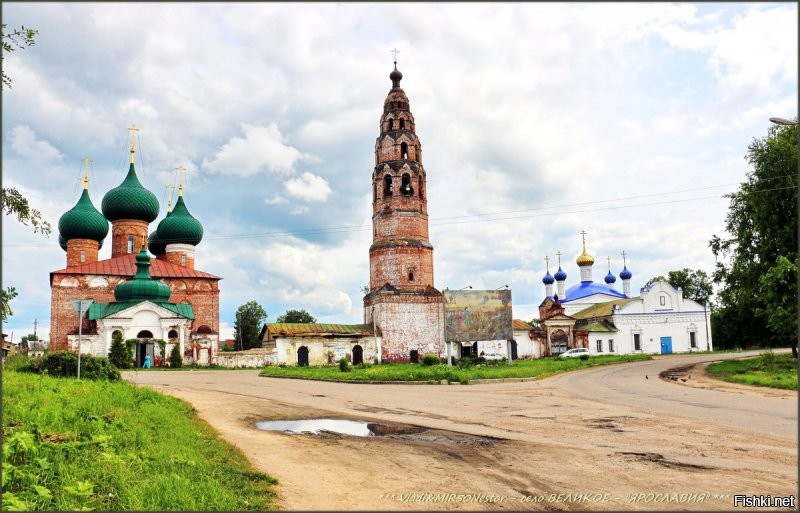 Великое - старинное село, известное с XIV века. В ХIХ столетии оно было одним из самых богатых сел России и крупнейшим в Ярославской губернии. В конце 19 века в нем было 500 каменных домов.
В настоящее время в селе находится крупный историко-архитектурный ансамбль XVIII XIX веков: особняк конца XVIII века, усадьба купца 1-й гильдии Александра Алексеевича Локалова (1888, архитектор Ф. О. Шехтель), дом П. Д. Иродова (1888, архитектор Ф. О. Шехтель) и ансамбль церкви Рождества Богородицы, часто называемый «Великосельским кремлём».
Центральный ансамбль XVIII века включает в себя церковь Рождества Богородицы с высокой семиярусной колокольней, церковь Покрова Богородицы, а также некрополь с могилой А. А. Локалова. Церковь Рождества Богородицы начал строить в 1712 году в память о победе в Полтавской битве один из героев этого сражения, сподвижник Петра I фельдмаршал Аникита Репнин, которому Пётр пожаловал это село в награду. Внутренние стены церкви покрыты фресками. Церковь Покрова Богородицы построил внук А.Репина, П.И.Репнин в 1741 г.
P S ...продолжить начатое 16 лет назад дело, чтобы село развивалось, а храм был в подобающем виде. В первую очередь предстоит заняться составлением проектно-сметной документации, на которую придется потратить от 5 до 15 миллионов.