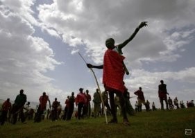 Да сказки всё это...

Вот в Кении , да, до сих пор воюют луками палками