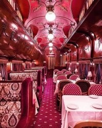 Пристройка к Мэдисон Отелю в Нью-Джерси в виде жд вагона - не розовая. 
Это обработка фильтрами.