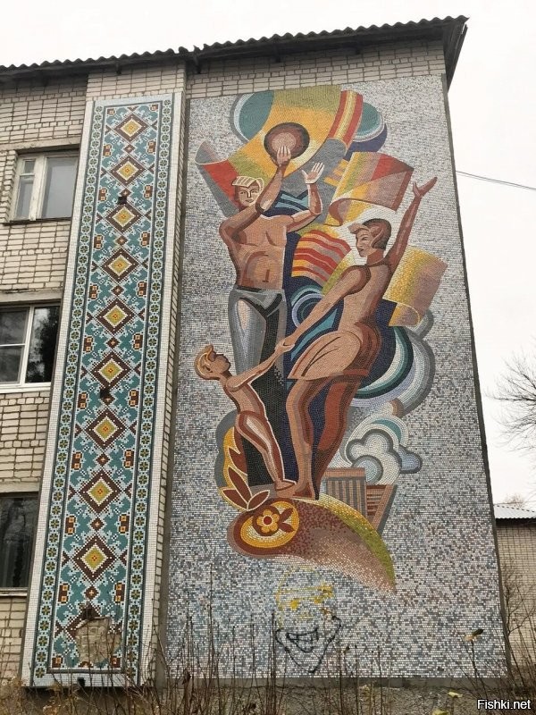 В советскую эпоху при строительстве домов из мозаики создавались рисунки, чаще с торца домов.