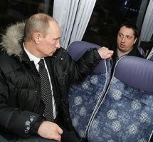 Ага, Обама руководит!
Фашист Александр Шпрыгин (Каманча) лидер футбольных ультрас и хозяин. 
Давить гадов?