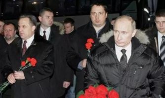 Ага, Обама руководит!
Фашист Александр Шпрыгин (Каманча) лидер футбольных ультрас и хозяин. 
Давить гадов?