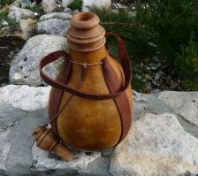 Вы показали образец из глины. А в посте, сосуд изготовленный из тыквы. Но, посути, вы правы. Сосудов из тыквы тоже пруд пруди. Вот, для примера: