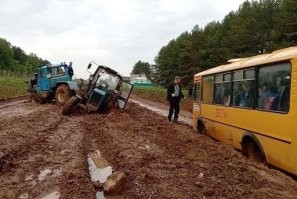 А финунивер правительства и ингосстрах боятся за пределы столиц губерний (облцентры) съездить, чтобы там посмотреть? Для них вся Россия - это столичные границ? Я уж не говорю о дорогах в посёлках и деревнях, надо просто в райцентрах побывать и проехать не по центральным улицам. Да и в крупных городах надо не на проспектах смотреть качество дорог, а свернуть во дворики окраин в черте города.