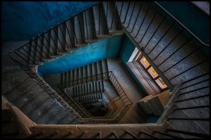 параднаЯ! 
От слова, парадная лестница.

У большинства домов в Петербурге, возведённых в царское время, было по два входа в квартиру. Один из них вёл на парадную лестницу и предназначался исключительно для господ и их гостей.

Здесь у лестницы ажурные балясины, на стенах и потолке причудливая лепнина, цветные витражи на окнах, метлахская плитка на полу, установлены богато декорированные печи или камины.

Второй вход и лестница в квартиру существенно скромнее. Никаких архитектурных излишеств: вход со двора, невзрачная дверь, гладкие стены, аскетичная лестница. А всё потому, что здесь ходила только прислуга, как тогда говорили - чернь. И лестница такая называлась чёрной.