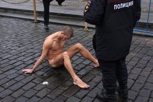 Художнику было 53, когда он решил жениться: невесте - 16