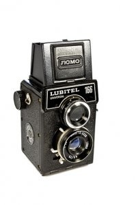 Мне всё-таки кажется что лучшим и самым дешёвым фотоаппаратом был любитель-166 Хотя он снимал на плёнку широкую и поэтому качество было очень хорошая не сравнить с узкопленочными компактами