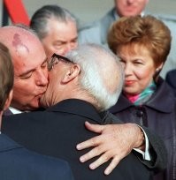 Долизались голубки: СК ищет девушек, осквернивших мемориал в сердце столицы