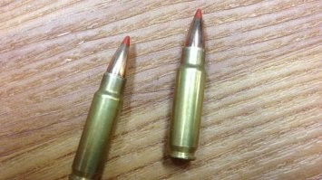 А ещё, большинство пистолетных пуль, не предполагают наличие у противника  - бронежилета. Поэтому пуля "толстая" с округлым или 
 тупым наконечником (чтоб гарантированно остановится в тушке, начать там кувыркаться и передать всю кинетическую энергию объекту). 
Если же предполагается, что у противника всё таки будет бронежилет начального уровня, используются пистолетные патроны, которые смахивают на уменьшенные винтовочные (вроде 5,7 х 28 мм), или с термоукреплённым бронебойным сердечником, если конструкция пистолета не позволяет использовать остроконечные пули.