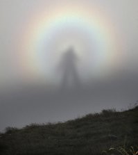 Это явление можно наблюдать из иллюминатора во время почти любого авиаперелета. Только в центре - тень от самолета.