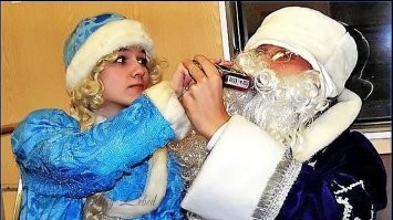 Его Снегурочка не отпускает...