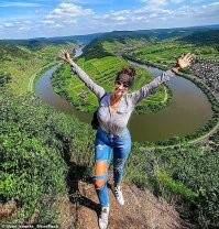 "Я сразу же разблокировал ее телефон и увидел, что она сфотографировалась на краю обрыва. Ее последнее селфи."
А это точно селфи?