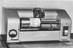 На фото пишущая машинка, не имеющая никакого отношения к факсу.