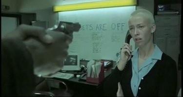 Грабитель хотел обнести банк. Но кассирша нашла способ его прогнать