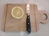 Проще обычную салфетку чуток намочить и положить под доску, а не этой хренью страдать.