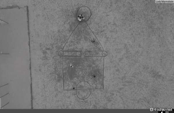 Все что вам нужно знать о сериале "игра в кальмара"
Это кальмар:

А это поле для игры в "кальмара" названное так из за схожести с кальмаром.