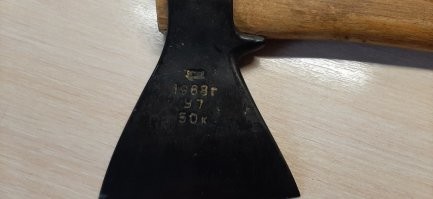 На сколько я помню, некоторые цены в Москве были такие:
Молоко один литр 3% - 30 копеек, 6% - 50 копеек 
Кефир один литр - 30 копеек.
Белый хлеб был разный. Обычный нарезной батон стоил 13 копеек. Вес не помню.
Мороженое:
фруктовое в бумажном стаканчике - 7 копеек
сливочное с кремовой розочкой в вафельном стаканчике - 19 копеек
Трубочка с орехами, облитая шоколадом - 28 копеек
Пломбир большая пачка - 48 копеек
Говядина (1 кг) - 2 рубля
Коробок спичек - 1 копейка
Докторская колбаса (1 кг) - 2 рубля 20 копеек, но это была плохая. Хорошая стоила 2 рубля 90 копеек.
Копчёная колбаса, типа краковской - 3 рубля 40 копеек.
Бутылка водки (0,5 литра) - 2 рубля 87 копеек, потом стала 3 рубля 62 копейки.