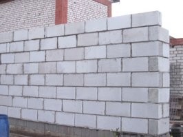 За такое качество кладки блоков как на последнем фото - надо расстреливать на Красной площади. Слой раствора в 5 см это п..ц. 

Как надо - см ниже.