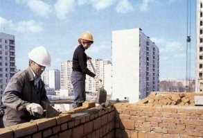 Кладка кирпича на фото тоже п..ц. Кирпич косой-кривой, раствор лопатой нна, мастерком на глаз намазал, и збз. Чалку использовать? Уровень? Да щаз, план надо гнать!

При путинской же тирании каждый кирпичик вылизывают.