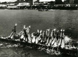 повезло что сзади ни какой церквухи нет, о то СК искал бы потомков, дабы наказать, оскорбления годами не смыть!