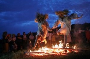 а вот с такими фото поосторожнее! это же Лиго или Иван Купала, летнее солнцестояние. чисто языческий праздник. последователи триединого могут оскорбиться и закидают СК жалобами