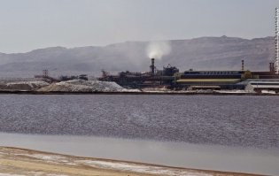 Ученые давно бьют тревогу???, 
однако пока  там понастроили комбинатов  по производству соли и прочих минералов и не закроют никогда, потому что они уже  почти 100лет денежки приносят израильтянам и иорданцам.
