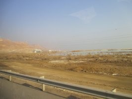 "..Ученые давно бьют тревогу, однако пока восстановить этот уникальный водоем очень сложно..."  ммммм ...евреи и иорданцы разрабатывают тему канала из Красного моря лет 10 .  Я об этой теме лет 6 как слышал. Другой вопрос чем переговоры кончятся. Интересно, но гостиницы у тех и тех на том Море)
PS  Впадины это вариант карста, нехватка осадков образует проблему , когда образуется карст.