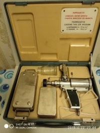 Вот таким примерно кололи. Только у нас вроде в пластике белого цвета был, но это не точно