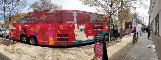 целых два автобуса возле популярного среди черных магазина доллар tree , где всё по $1даже пришлось панораму снимать