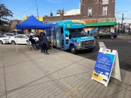 всего в одном квартале от городского автобуса с пфайзер стоит микроавтобус с тентом где какие-то непонятные люди предлагают вакцины на выбор, тоже бесплатно никаких медицинских проверок. запишись, Подпиши бумажку что никто не виноват и шпуляй, мне кажется что скоро выяснится что есть люди которые умудрились за день по 20 прививок Со страху получить