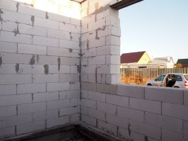 Нет, надо не на цементный раствор, а на блочный клей, если уж действительно качественно.