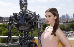 Инсульт и жизнь на грани нищеты: интересное об Эмилии Кларк