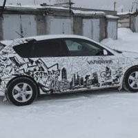 Парень фанатеет по великам,  :) поэтому попросил велобренды вписать,  ну и стиль городского хаоса и граффити.