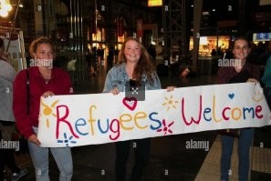 Вот так их встречали в Германии в 2015 году. Немки были счастливы - новые @бари приехали, скоро будет хороший секс. Ангела плакала от счастья - новые гастарбайтеры прибыли в Германию, скоро они пойдут на заводы, поднимать немецкую экономику. А оно вон оно как вышло: сейчас Германия закрыла границы, а Меркель ушла на пенсию. Отдуваться придется всем остальным европейцам - пшекам, итальянцам, греками т.д.