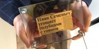 Снежная «лавина» с крыши напугала девушку