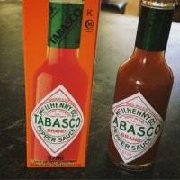 просто по ассоциации вчера:  надо было в туалет а в Starbucks они сначала ковида закрыты, при этом говорят что в соседнем чипотле он открыт. я пока ждал в туалет наблюдал интересную картину- молодая чёрная девушка сначала попросила пластиковый стакан с крышкой, как для обычной холодной воды, а потом по-тихому стояла и сливала всё Табаско в этот стакан!!! это где-то 12 унций 355 мл ,то есть надо было слить где-то это 7 бутылок, при том что что на пакетике/бутылочке  в котором 3грамма  написано что это 6 порций. просто представил себе что это дама это потом будет пить или есть
Вот уж действительно: на халяву уксус сладкий