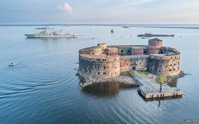 А это Питерский форт-Баярд - Чумный, или Александр Первый. Находится возле Кронштадтского морского фарватера. Загадочное место. Говорят,  там была секретная бактериологическая лаборатория.