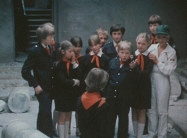 А этот ремейк слабо снять?
Пусть Алиса будет из нашего времени а пионеры - из Сталинского СССР, конца 20-ых, начала 30-ых.
Нашел "Коля Герасимов" случайно портал в коммунистическое будущее. Увидеть успел очень мало - например ломящийся изобилием и многообразием супермаркет с кассами самообслуживания (может действительно показаться коммунизмом, если не знаешь, куда смотреть), понять не понял вообще ничего и вернулся домой с Алисой.
А дальше жизнь ТЕХ пионеров. Через их восприятие и на контрасте через восприятие Алисы. Предпоследняя сцена - Алиса предсказывает пионерам будущее и отчаянно врет.
Последняя - Алиса в нашем времени перебирает файлы с биографиями:
Лена - стала медсестрой, работала в санитарном поезде, погибла под бомбежкой.
Коля - стал летчиком, как и хотел. В войну за подвиги удостоился звания Героя Советского Союза посмертно.
Наташа - умерла от голода в блокадном Ленинграде.
Фима - был полицаем на оккупированных территориях. После войны осужден и публично казнен.
Что-то печальный ремейк получается.