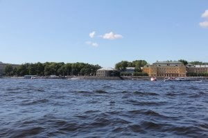 а чо с ней не так? это ровно с другой стороны. на надувнушке там катался