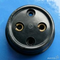 пишите "наших", а на фото - немецкая
наши были хороши тем, что визуально мало отличались от розеток электрических, что могло доставить приятных ощущений невнимательным

(розетка радио и обычная)