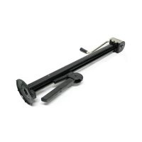 домкрат им не нравится,  блин. вот на классике, помню, домкрат был.. Во-первых, проушины на кузове для его крепления быстро приходили в негодность (сел порогом на неровности и смял, забились грязью, отгнили и т.д.). а без этого домкрат бесполезен
во-вторых при подъеме-опускании верхняя часть домкрата норовила пройтись по двери и оставить царапину