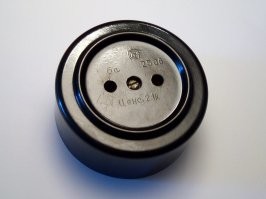 пишите "наших", а на фото - немецкая
наши были хороши тем, что визуально мало отличались от розеток электрических, что могло доставить приятных ощущений невнимательным

(розетка радио и обычная)