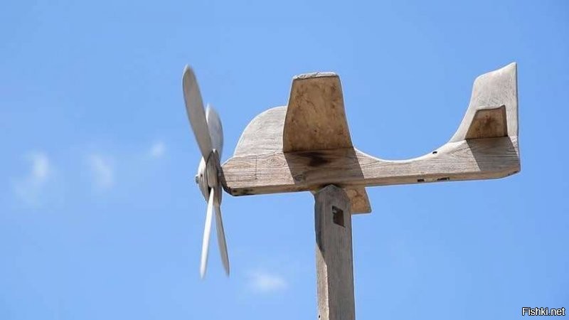 Хотите избавиться от кротов на садовом участке - сделайте самолёт-ветряк. Чем больше пропеллер - тем большую территорию эта конструкция будет обслуживать... ну и направление ветра показывать.