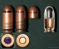 Пуля патрона 9   18 мм ПМ имеет стальную плакированную томпаком оболочку со стальным грибовидным сердечником, запрессованным в свинцовую рубашку.