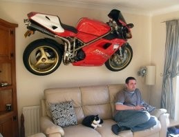 По законам жанра, ружье висящее на стене обязательно выстрелит...