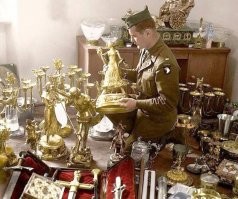 Если бы статуэтка была из чистого золота, хрен бы он её поднял.